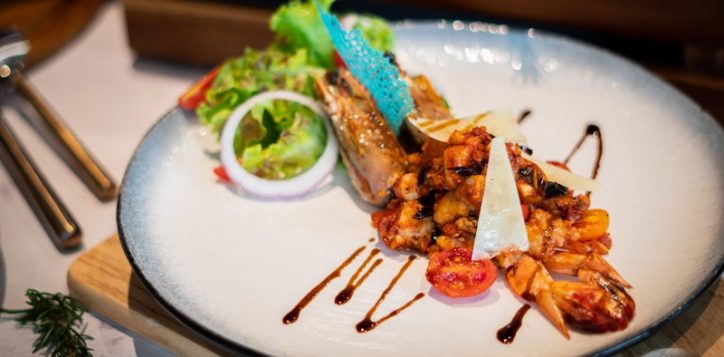 delicious-bites-to-pair-with-your-cocktail-or-drinks-at-silver-moon-rooftop-bar-sriracha-2